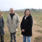 Ovejo (i), Ceña y Álvarez en la explanada donde aterriza el helicóptero de emergencias en Soria.
