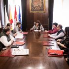 Reunión de la mañana de este miércoles entre Avanza y los sindicatos con mediación del Ayuntamiento que ha permitido desconvocar la huelga de transporte urbano.