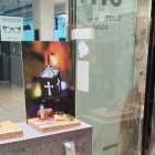 Detalle de uno de los escaparates participantes en la exposición de fotografías de Semana Santa en Soria.