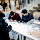 Votaciones en un colegio electoral de Soria este domingo, 15 de marzo.