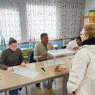 Alex Lozano, en el centro de la imagen, flanqueado de Natalia y Crescencio, en una mesa del colegio de Las Pedrizas, en Soria.