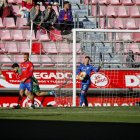 Iván Martínez saca el balón de su portería tras el tanto del Astorga.