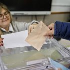 Votante en un colegio electoral de Soria.