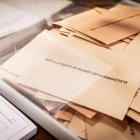 Una urna con papeletas en un colegio electoral.