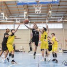 Un jugador del CSB Décimas en una entrada a canasta