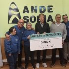 Abel Antón durante la entrega del cheque de 3.000 euros a Ande Soria