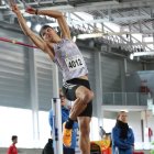 Álex González participa en la prueba de salto de altura.