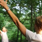 La conexión con el entorno y la activación de los sentidos son la base de los baños de bosque en los pinares de Soria y Burgos