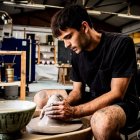 Miguel Rodríguez Escalada modela cada pieza a mano en su taller de Pedrajas, combinando técnica y territorio