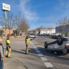Los bomberos tratan de incorporar el coche volcado en el accidente de tráfico en Soria.