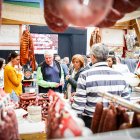 Ambiente festivo y gastronómico en el polideportivo de la localidad pinariega.