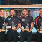 Javier del Santo, el segundo por la derecha, posa con el trofeo.