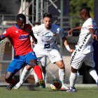 Moustapha pugna con dos jugadores de la Sarriana en el partido de la primera vuelta