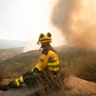 Archivo - Un bombero observa el incendio forestal, a 24 de agosto de 2025, en La Baña, Encinedo, La Cabrera, León, Castilla y León (España).