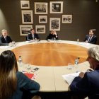 Reunión entre el PP y el PSOE de Castilla y León, con Alfonso Fernández Mañueco y Carlos Martínez al frente.