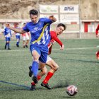 Un jugador del Calasanz se faja de un rival en una acción del partido.
