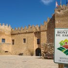 Monteagudo de las Vicarías, con su castillo al fondo.