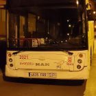 El vehículo parado en la calle Cortes hace unos minutos.