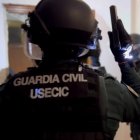 Entrada de la Guardia Civil al domicilio registrado en la operación contra el tráfico ilícito de medicamentos.