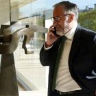Carlos Pollán atiende una llamada telefónica en las Cortes, en una imagen de archivo.