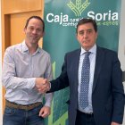 Rodrigo Gómez y Carlos Martínez Izquierdo durante la firma del convenio.