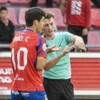 Álex Rivas habla con Fabio Conte durante su visita a Los Pajaritos de la pasada temporada.