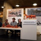 Los autores de la escultura, Pablo Bárez, César Antón y Ricardo González, junto al alcalde, con la maqueta de la obra.