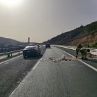 Retirada de las rocas caídas sobre la calzada en la autovía A-15 cerca de Medinaceli, Soria.