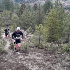 Dos corredores en plena subida de la Arganza Trail-Cañón del Río Lobos
