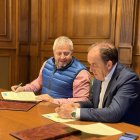 El presidente del C.V. Río Duero, Alfredo Cabrerizo, y el presidente de la institución provincial, Benito Serrano, durante la firma del convenio.