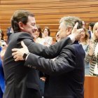 Alfonso Fernández Mañueco abraza a Francisco Vázquez tras ser elegido presidente de las Cortes.
