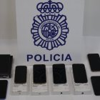 Teléfonos móviles incautados por la Policía Nacional.