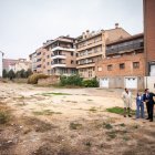 Suárez Quiñones visitó la parcela donde se construirán las viviendas.