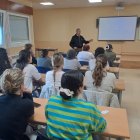 El Subdelegado de Defensa presentan a los conferenciantes en el Campus Duques de Soria.