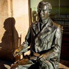 La escultura de Antonio Machado en Soria deja un espacio abierto que el visitante ocupa para completar la escena