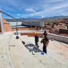 Dos trabajadores en plena tarea en la terraza del planetario de Borobia.