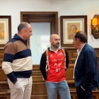 Un momento de la firma del convenio entre el Triatlón Soriano y Diputación.