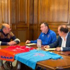 Un momento de la firma del convenio entre Diputación y BM Ágreda.