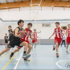 Un jugador del CSB Tránsler en una entrada a canasta.
