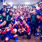 La plantilla del Langreo celebra un triunfo.