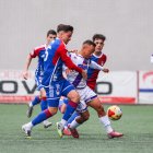 Juancho, que inició la jugada del gol rojillo, trata de fajarse de varios rivales en un lance del encuentro.