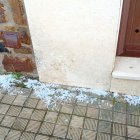 Granizo en la tarde de este domingo en una acera de Almarza.
