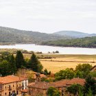 Molinos de Duero, en Soria, combina arquitectura tradicional y naturaleza con un embalse que refresca el verano lejos de la costa