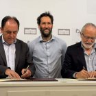 Benito Serrano, Pablo Sabín  y José Antonio de Miguel, en la firma.