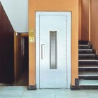 Un ascensor antiguo en un bloque de vecinos