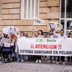 Concentración reivindicativa de los médicos ante la Subdelegación del Gobierno.