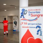 Cartel anunciando que se necesitan donantes, este jueves por la mañana en el hospital de Soria.