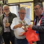 Patricio de Pedro entrega un detalle al presidente de la Peña Amigos del Numancia, Antonio Reglero.