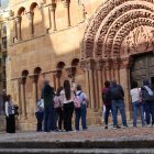 Turistas ante Santo Domingo, en la capital.