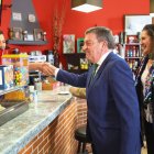 El consejero de la Presidencia, Luis Miguel González Gago, en el bar de presentación de las ayudas en Aldeanueva de Figueroa (Salamanca).